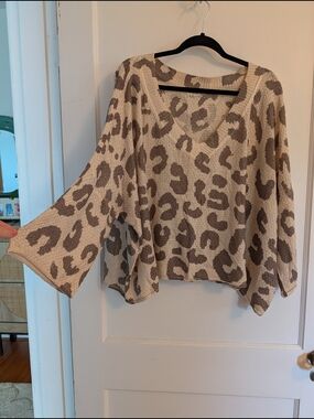 POL Beige and Olive Leopard V-Neck Sweater